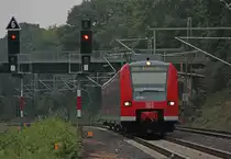 425 583-2 als RB33 aus Duisburg nach Aachen bei der Einfahrt in Lindern, 15.8.10