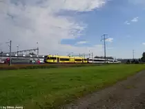 Ebenfalls anl�sslich dem Eidg. Schwing- und �lplerfest 2010 in Frauenfeld, wurden die S30 als 3-fach Traktion gef�hrt. Auf dem Bild fahren am 22.8.2010 die RABe 526 707-5 ''TopBlitz'', 526 728-1 und 526 734-9 an der Unterhaltsanlage oberwinterthur vorbei.