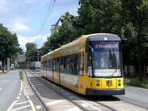 Dresden: Stra�enbahnlinie 7 nach Weixdorf an der Haltestelle �u�ere Neustadt Staufenbergallee.(18.8.2010)