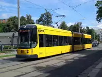 Dresden: Stra�enbahnlinie 12 nach Leutewitz an der Haltestelle �u�ere Neustadt Staufenbergallee.(18.8.2010)