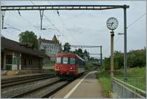 P�nktlich f�hrt der RBe 4/4 als Regionalzug 4346 nach Pal�zieux am 10. August 2010 in Oron ab.