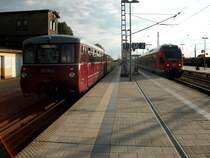 St�ndliche Begegnung zwischen dem LVT 172 132/172 171 und einem Flirt aus Rostock oder Stralsund in Bergen/R�gen.Am Abend vom 21.August 2010 traf der einfahrende 429 028 aus Rostock auf die wartene Ferkeltaxe nach Lauterbach Mole.