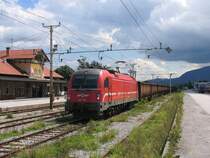 Taurus 541-109 mit einem G�terzug in die Richtung Jessenice auf Bahnhof Lesce Bled am 9-8-2010.