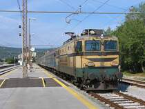 Sehr erfreut war ich um diese 42 Jahre alte E-Lok in alte Farbstellung zu sehen. Die 342-011 auf Bahnhof Koper am 5-8-2010.