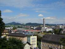 Br.111 mit Doppelstock Garnitur auf Salzach Br�cke in Salzburg. 25.08.2010