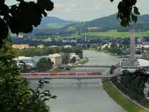 Br.111 mit Doppelstock Garnitur auf Salzach Br�cke in Salzburg. 25.08.2010