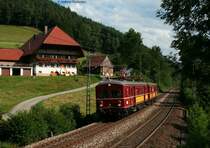 465 005-7 von der SVG aus Stuttgart heulte immer Sonntags seit vom 25.Juli bis zum 15.August von Offenburg aus in den Schwarzwald. Hier ist er auf der letzten Fahrt zur�ck nach Offenburg gerade bei Gutach unterwegs 1.8.10 