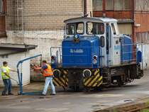 Hier wird bei V35 der Rurtalbahn, einer MaK G 320 B, Bj.1968, bei Bombardier in Aachen die Rangierkupplung abgebaut. Das Bild wurde am 26.08.2010 durch den Zaun von der Krantzstrasse aus gemacht.