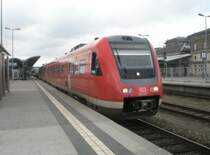 Hier 612 057 als RE 3008 von Hof Hbf. nach W�rzburg Hbf., bei der Ausfahrt am 18.8.2010 aus Hof Hbf.