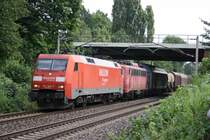 152 085 mit 140 024 und einem G�terzug in Hannover Limmer am 27.07.2010