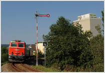 2043.24 mit ihrem SR 19920 von Siegmundsherberg nach Hadersdorf beim Ausfahrt aus Horn am 22.8.2010.
