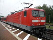 112 128-4 wartet auf Gleis 1 auf die Weiterfahrts-Erlaubnis Richtung Hannover Hbf.
Aufgenommen am 26.08.2010.