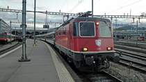 Am Morgen des 25.08.10 ist die Re 4/4  11300 beim IR nach Basel vorbespannt. Der Zug wurde von 7 auf 14 Wagen, also um 100% verl�ngert.