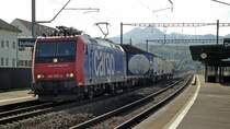 Die Re 482 025-4 zieht am 25.08.10 einen kleinen Containerzug durch Dulliken. Dieser t�gliche zug k�nnte auch eine Re 420, 620 oder gar eine Ae 610 vorbespannt haben.