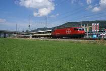 Am 7.8.10 f�hrt die Re 460 037-5 mit einem EW IV - Pendelzug von Itingen Richtung Sissach.