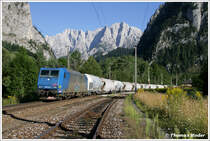  Verzierte  LTE 185.524 f�hrt mit Kaolinzug SGAG 96667 (Antwerpen-Gratwein) durch den ehemaligen Bf. Ges�use Eingang. 26.08.2010: Neuer Tag, neues Gl�ck! Da bei der letzten Fahrt des Kaolinzugs ja in 3h nur der planm��ige Verschubg�terzug vorbeikam und der Kaolinzug viele Stunden versp�tet war, kann ich froh sein, so ein Gl�ck gehabt zu haben.