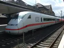 ICE 584 ist soeben aus K�ln gekommen und wartet im Bielefelder Hauptbahnhof auf die Weiterfahrt nach Berlin. Aufgenommen am 31.08.2010.