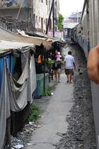 ORD 202 (Phitsanulok - Bangkok) h�lt am 24.August 2010 vor dem Einfahrtsignal des Bf. Hua Lamphong in Bangkok. Wo hier die Grenze des �ffentlich zug�nglichen Bereich liegt ist wohl nicht zu kl�ren.