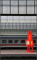 Eher unspektakulär -

... aber für Fotografen doch immer wieder ein Bildmotiv: die Bahnsteigüberdachung des Stuttgarter Hauptbahnhofes. 

31.08.2010 (J)