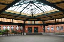 OSTSEEBAD HERINGSDORF (Landkreis Vorpommern-Greifswald), 30.08.2010, Halle zwischen Bahnhofsgebäude und Bahnsteigen