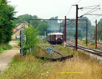 Ausfahrt f�r den MO-Zug aus Tommerup: Die Sonderfahrt-Garnitur startet zur R�ckkehr nach Odense. Vorne das gesperrte Gleis der Assensbahn, wo jetzt nur noch Fahrrrad-Draisinen verkehren (sch�n - bin schon geradelt). Fr�her war hier heftig G�terverkehr, der aber mit dem Ende der Zuckerfabrik Assens (noch fr�her mit grossem Feldbahn-Netz-schade!) auch wegbrach.
