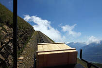 Nur noch etwa 200 m steile Rampe bis zum Brienzer Rothorn... Unsere alte Dampflok H 2/3 von 1891 schiebt immer noch unerm�dlich und souver�n mit 9 km/h. 09. Aug. 2010, 12:18