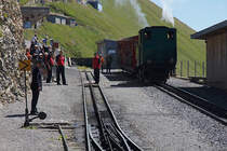 Geschafft! Bei km 7.600 auf 2244 m �. M. liegt die Endstation Rothorn. Die H�hendifferenz betr�gt 1678 m. Die Lok H 2/3 Nr. 6 ist mit ihren offenen Wagen auch schon da. Die Maschine mit Baujahr 1933 leistet 220 kW / 300 PS und wiegt 20 t. 09. Aug. 2010, 12:21