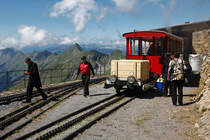 Eine kleine Pause f�r den BRB-Direktor Simon Koller, f�r seine Crew und f�r uns G�ste ist nun angesagt. Wir geniessen bei dieser Gelegenheit die atemberaubende Aussicht bei bestem Wetter. Station Rothorn, 09. Aug. 2010, 12:25