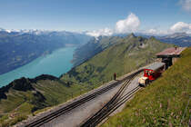 Unser Zug mit Dampflok H 2/3 Nr. 2 und  Salon Rouge -Wagen machen auch Pause. Der BRB-Mitarbeiter hat sie sich ebenfalls redlich verdient und geniesst das umwerfende Panorama. Station Rothorn, 09. Aug. 2010, 12:37
