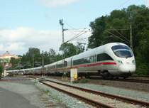 Kronach 14.08.2010. ICE d�st unterhalb der Feste Kronach Richtung S�den. Leider kann ich Bilder nur gradweise bewegen, mein PC hat keine Wasserwaage, die Kam auch nicht... Welche BR issn des eigentlich genau???

