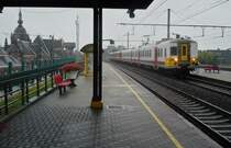 Bei herrlichem Schietwetter entstand am 16.08.2010 diese Aufnahme im ostfl�mischen Oudenaarde. Auf der linken Seite, befand sich fr�her das Bahnhofsgeb�ude. Der heutige befindet sich genau unter mir. Bei dem sichtbar, �lteren Geb�ude ist wohl aktuell die Zeit ein wenig stehen geblieben und doch hat das Bahnpersonal nach meinem Wissen dort noch Zutritt?!
Geplant ist, eine Kindertagesst�tte dort zu errichten, was in Belgien einmalig ist. Auch �berhaupt sollte es eine solche Initiative weltweit nur einmal geben, n�mlich in dem  Land der Bahn : CH!^^ Audenarde (Alte Erde) macht wohl den ersten Schritt f�r ihr Land - es sollten aber weitere folgen, unter anderem in Antwerpen, Br�ssel und Charleroi.
Ein weiterer Partner dieses Projektes ist die NMBS/SNCB, die R�umlichkeiten unterliegen ja nicht zuletzt der Staatsbahn, sodass ihr, Anteile automatisch gesichert sind.
Doch noch ist´s nicht so weit und so begeben wir uns wieder in die Realit�t. St�ndlich verkehrt ein solcher L/R ins benachbarte Zottegem
(Fahrtrichtung Br�ssel).
