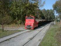 IRR,Dienstbahn,Dieselok Susi  beim rangieren mit leeren Kipplorenzug in Koblach(Steinbruch)am 15.10.01