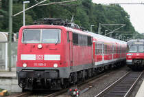 Die 111 105-3 zieht einen RE nach Frankfurt a.M. Hbf durch Frankfurt Zeppelinheim am 17.08.2010