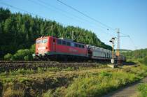 140 002-7 legt sich mit ihrem Autotransportzug in Fahrtrichtung S�den bei Oberhaun in die Kurve. Aufgenommen am 19.07.2010.
