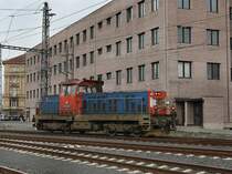 Die 714 020 am 04.04.2010 bei einer Rangierfahrt in Praha Hbf. 