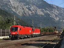 Die 1016 005 und eine 1144 am 19.09.2009 mit einem G�terzug bei der Durchfahrt in Schwaz. 