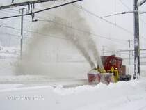 Schneeschleuder bei Einsatz im tief verschneiten Bahnhof Airolo, 07.02.2010.