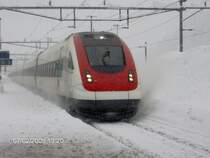 ICN bei Durchfahrt im tief verschneiten Bahnhof Airolo, 07.02.2010.