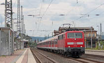 111 010 mit dem Lr11242 (Zuleistung zum Fu�ballsonderzug) von Aachen Hbf nach Leverkusen-Mitte bei der Durchfahrt mit 60 Minuten Versp�tung in D�ren, 22.8.10
