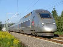 4405 ist am 1.9.10 als TGV 9552 mit hoher Geschwindigkeit und rund 10 Minuten Versp�tung bei Bruchm�hlbach-Miesau unterwegs.