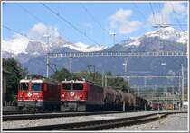 Vor frisch verschneiter Kulisse treffen sich in Untervaz-Trimmis RE1240 mit Ge 4/4 II 626  Malans  und Ge 6/6 II  Curia . (01.09.2010)