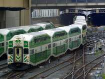 Steuerwagen der GO Transit am 29.08.2010. Im Hintergrund ist der HBF in Toronto zu sehen. Fotos wurde von der Br�cke, die zum CN Tower f�hrt, geschossen.