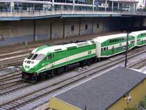 Lok der GO Transit am 19.08.2010 in der N�he des CN Towers. Foto von der zum CN Tower f�hrenden Br�cke geschossen.