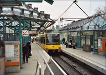 , Bahnsteige auf beiden Seiten -

Haltestelle Pragsattel. Dies Station liegt im offenen Einschnitt mit Bahnsteigen auf beiden Seiten. Zur U6 kann nur am Mittelbahnsteig zugestiegen werden, da die Hälften der Seitenbahnsteige noch niedrig sind für die Straßenbahnlinie 15. Die Bahnsteigkanten stadteinwärts sind vertikal gekrümmt, da wegen einer kreuzungsfreien Gleisverzweigung (im Rücken des Fotografen) die Gleis auf unterschiedlicher Höhe in ihre Tunnels einmünden. Architekten: Fiedler, Frenckel, Stanger/Miller. 

Analoge Aufnahme von 2004 (M)
