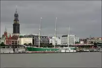Da wo Hamburg am  hamburgischsten  ist -

... fährt die U-Bahn als Hochbahn und gewährt den Fahrgästen Ausblick auf Stadt und Hafen und trägt selbst mit zum Stadtbild bei. 

11.08.2005 (M)