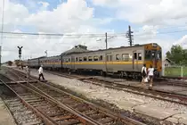 THN 1105 f�hrt am 22.August 2010 als EXP-DRC 76 (Nong Khai - Bangkok) im Bf. Ayutthaya ein. Man beachte die Form des Bahnsteiges. Warum der im Bild links hinten sichtbare Bahnsteig nicht benutzt wird entzieht sich meiner Kenntnis.