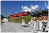 Unbeeindruckt von der herrlichen Kulisse wird hier zwischen Untervaz und Zizers mit den Grabsteinen gearbeitet - ein todsicheres Gesch�ft.
S1 mit Steuerwagen 1712 rauscht vorbei. (01.09.2010)