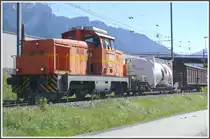 Die normalspurige Mietlok LSB Em 847 901-6 bringt zwei schmalspurige RhB Wagen �ber das Dreischienengleis aus dem Holcimwerk. (01.09.2010)