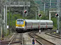 Bedingt durch Gleisbauarbeiten zwischen Kautenbach und Ettelbr�ck, war am 29.08.10 f�r den IR 113 aus Liers im Bahnhof von Clervaux Schluss. Die Fahrg�ste wurden mit Bussen nach Ettelbr�ck gebracht, von wo sie ihre Reise nach Luxemburg Stadt fortsetzen konnten. Das Bild wurde mit viel Zoom vom Bahnsteig aus gemacht. (Jeanny) 