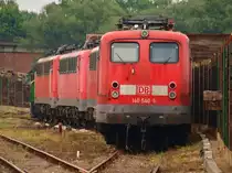 Das gro�e 140er verschrotten geht weiter, hier wurden 140 540-6 und 3 weitere Loks von einer kleinen gr�nen K�f auf ihrer letzten Fahrt auf den Schrottplatz der Firma Theo Steil in Eschweiler Aue gezogen. Gesehen am 02.09.2010 durch das Werktor der Firma. 